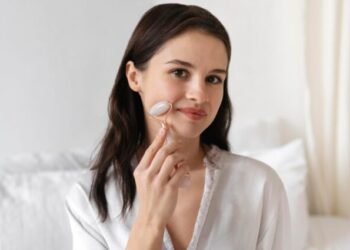 mengencangkan kulit wajah