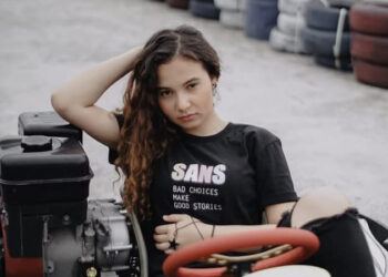 Mobil Tabrak Gerobak Hingga Terguling, Artis FTV Larasati Nugroho Luka di Kepala