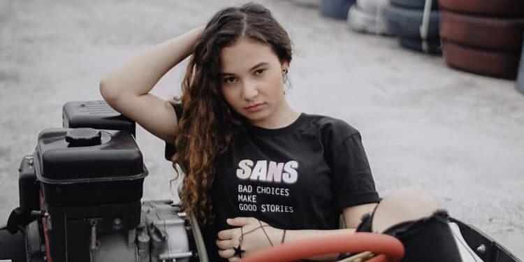 Mobil Tabrak Gerobak Hingga Terguling, Artis FTV Larasati Nugroho Luka di Kepala