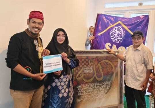 Untuk Kegiatan Amal, UMKM Porentif bersama PT SBI Beli Lukisan Kaligrafi