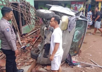 Mobil Minibus Terjun Bebas dan Menghantam Rumah, Seorang Nenek Meninggal