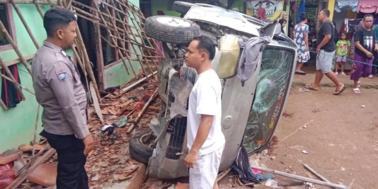 Mobil Minibus Terjun Bebas dan Menghantam Rumah, Seorang Nenek Meninggal