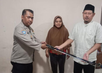 Ditinggalkan Pelaku Tawuran, Warga Serahkan Sajam ke Polsek Ciputat Timur