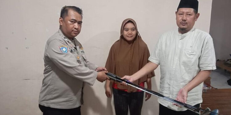 Ditinggalkan Pelaku Tawuran, Warga Serahkan Sajam ke Polsek Ciputat Timur