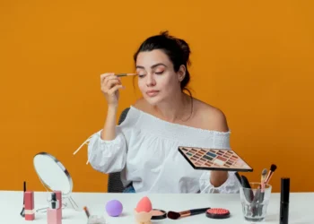 Tutorial Riasan untuk Kulit Kering, Hasil Akhir Lembab, Kenyal dan Bercahaya