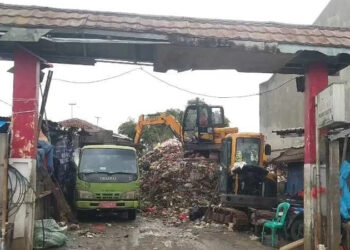 Usai Ditinjau Anggota DPRD Tangsel, DLH Angkut Sampah di TPS3R Pasar Ciputat