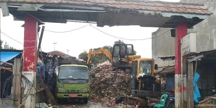 Usai Ditinjau Anggota DPRD Tangsel, DLH Angkut Sampah di TPS3R Pasar Ciputat