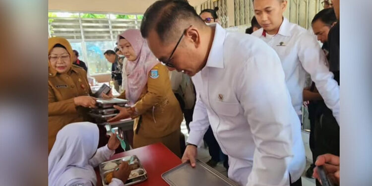 Pantau Pelaksanaan Makan Bergizi Gratis di Tangsel, Wamen Todotua: Berjalan Lancar