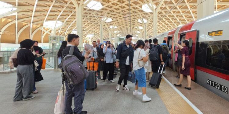 Efek Liburan Panjang, Kereta Cepat Whoosh Dibanjiri Penumpang hingga Naik 29 Persen