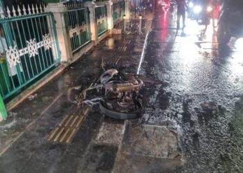 Sigap, Polsek Ciputat Timur Tangani Motor Terbakar di Depan Masjid Al-Istiqomah