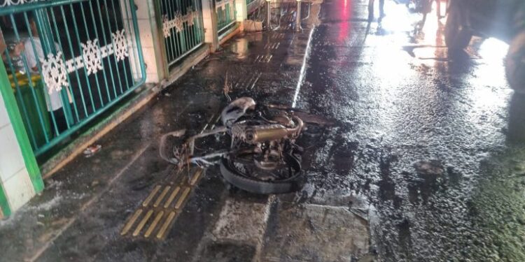 Sigap, Polsek Ciputat Timur Tangani Motor Terbakar di Depan Masjid Al-Istiqomah