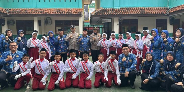 Tingkatkan Kedisiplinan, Polsek Ciputat Timur Gelar Police Go to School di SDN 01 Jombang