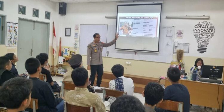 Kapolsek Ciputat Timur Kenalkan Profesi Polisi kepada Siswa SMP Pembangunan Jaya
