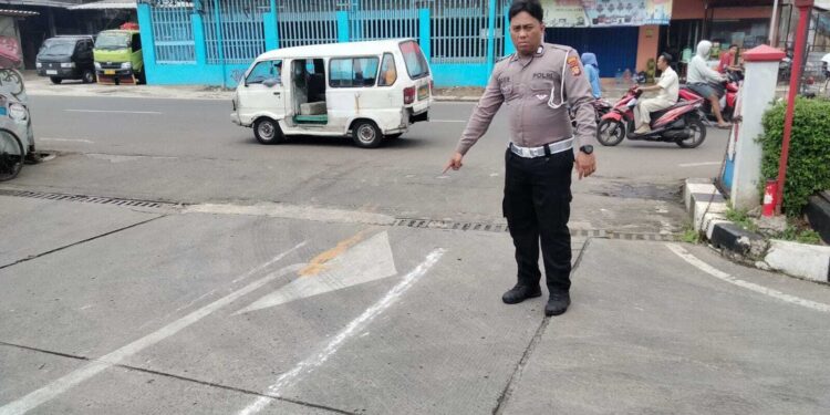 Sebuah Mobil di Ciputat Tabrak Motor dan Tiang Pembatas SPBU, Korban Luka-Luka hingga Alami Syok