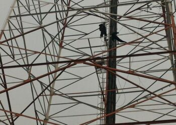 Gara-Gara Hirup Lem, Pria di Sukabumi Nekat Panjat Menara Ingin Bunuh Diri
