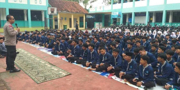 Sosialisasi Program CETAR, Sat Binmas Polres Tangsel Ajak Siswa SMK-TI PGRI 11 Serpong Lebih Disiplin