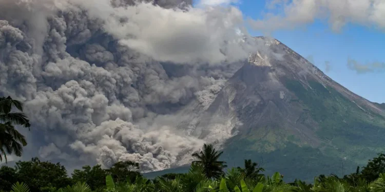 Gunung Merapi Muntahkan Guguran Awan Panas, Status Siaga Level 3