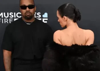 Datang dengan Sehelai Kain Transparan di Acara Grammy 2025, Bianca Censori dan Kanye West Diduga Diusir