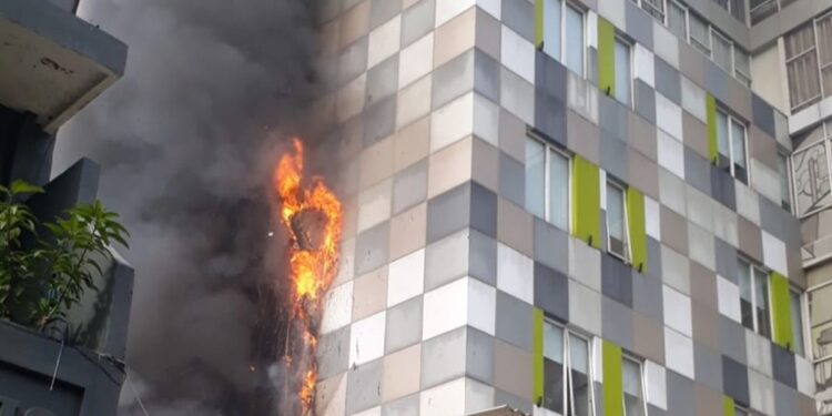 Kebakaran di Hotel 101 Urban Pasar Glodok, Petugas Lakukan Evakuasi dan Pemadaman