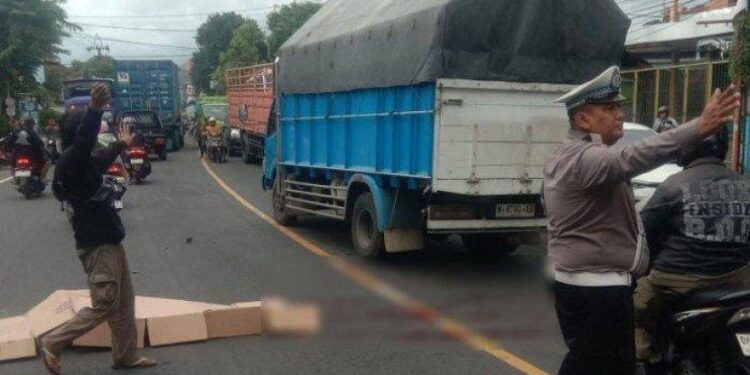 Diduga Mengantuk, Sopir Minibus Tabrak Kernet Truk hingga Terpental dan Tewas Mengenaskan