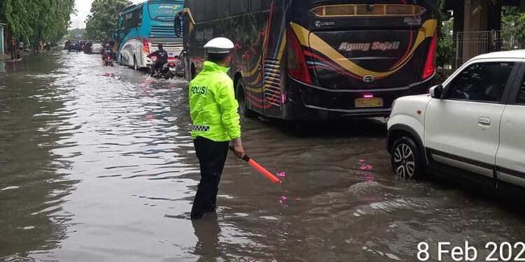 Diguyur Hujan Sejak Dini Hari, Sejumlah Ruas Jalan Jakarta Terendam Banjir