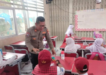 Polres Tangsel Dampingi Distribusi Makan Bergizi Gratis di SDN Lengkong Gudang