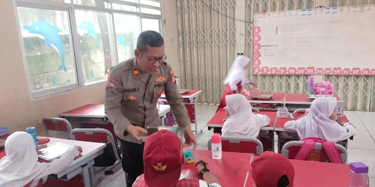 Polres Tangsel Dampingi Distribusi Makan Bergizi Gratis di SDN Lengkong Gudang