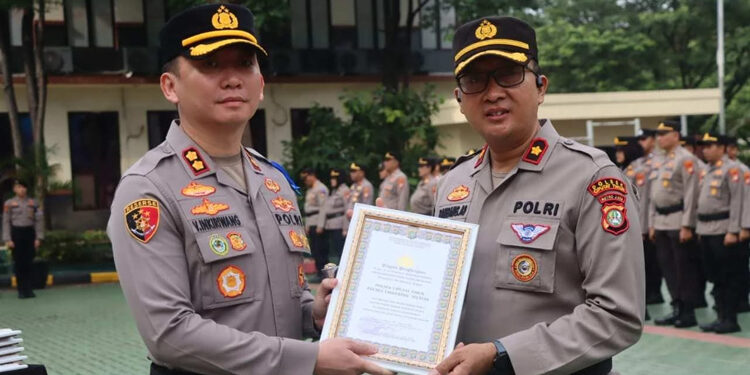 Apresiasi Kinerja Terbaik, Kapolres Tangsel Beri Penghargaan ke Satfung dan Polsek Jajaran