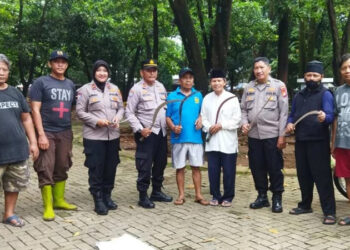 Jaga Kenyamanan Lingkungan, Warga Ciputat Timur Serahkan Sajam Milik Pelaku Tawuran