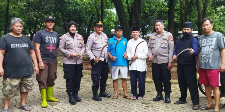 Jaga Kenyamanan Lingkungan, Warga Ciputat Timur Serahkan Sajam Milik Pelaku Tawuran