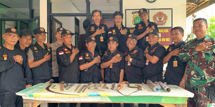 Polsek Ciputat Timur Terima Penyerahan 14 Sajam dari Pokdar Kamtibmas Ring 2.14