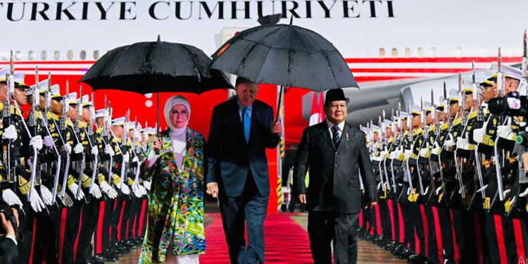 Hangat dan Akrab, Prabowo Sambut Kedatangan Presiden Erdogan ke Indonesia