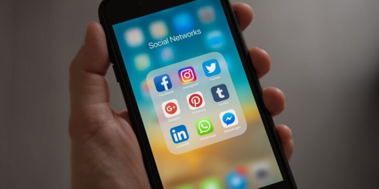 Kemenkomdigi Berencana Buat Regulasi Pengguna Medsos Sesuai Batasan Usia