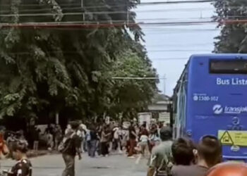 Viral Transjakarta Terjebak Macet di Perlintasan KA, Penumpang Berhamburan