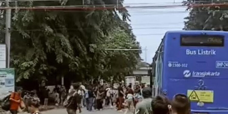 Viral Transjakarta Terjebak Macet di Perlintasan KA, Penumpang Berhamburan