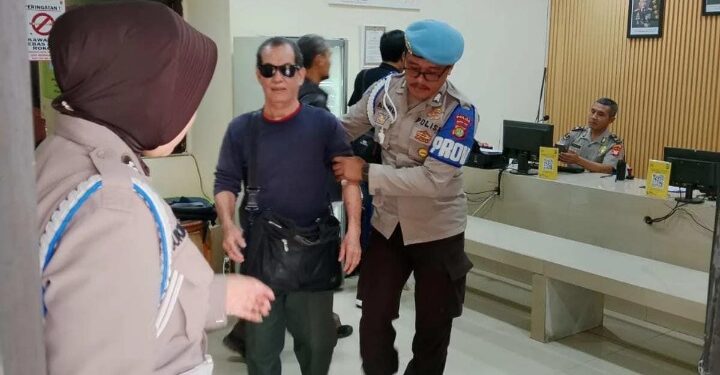 Beri Pelayanan Prima, Polsek Ciputat Timur Bantu Tunanetra Bikin Laporan