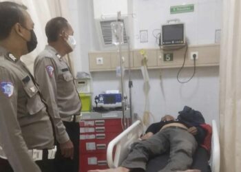 Sigap, Polsek Ciputat Timur Bawa Korban Kecelakaan ke RS