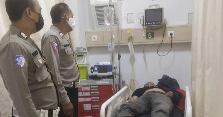 Sigap, Polsek Ciputat Timur Bawa Korban Kecelakaan ke RS