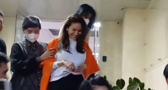 Terancam Hukuman 20 Tahun Penjara, Nikita Mirzani Terlihat Santai Saat Ditahan