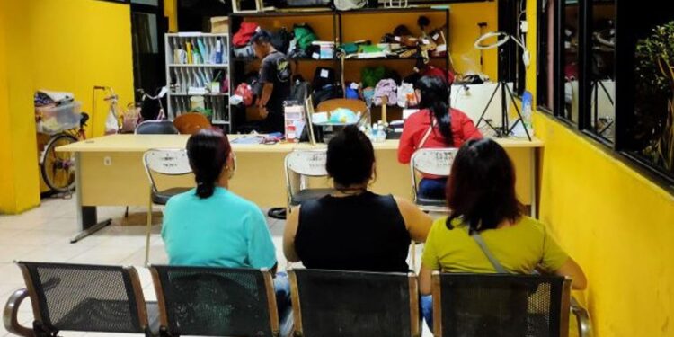 Satpol PP Amankan Empat PSK Lansia di Pinggir Kali Jakarta Barat