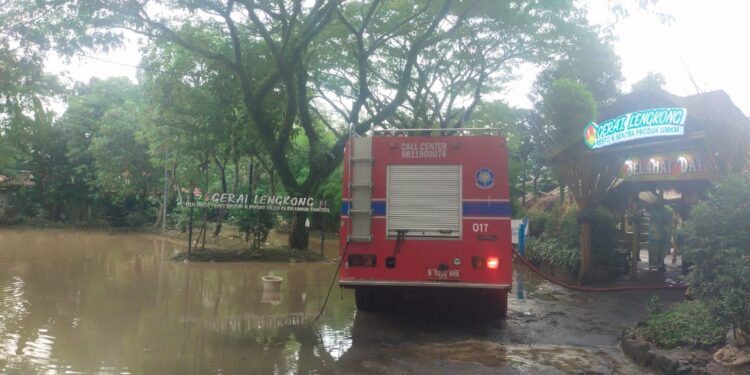Gerai Lengkong Terendam Luapan Sungai Cisadane, Kerugian Capai Ratusan Juta Rupiah