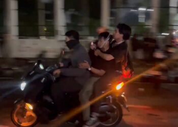 Demo Tolak UU TNI Memanas, Korban Berjatuhan Dievakuasi dengan Motor