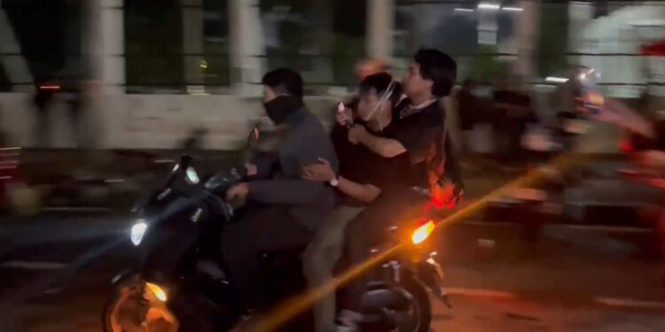 Demo Tolak UU TNI Memanas, Korban Berjatuhan Dievakuasi dengan Motor