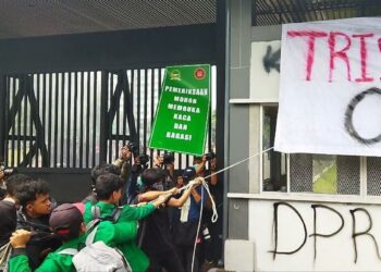 Ricuh, Massa Demo Tolak UU TNI Jebol Gerbang Pancasila serta Ambil Topi Bertulisan PM dan Polri