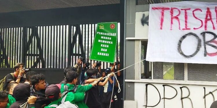 Ricuh, Massa Demo Tolak UU TNI Jebol Gerbang Pancasila serta Ambil Topi Bertulisan PM dan Polri