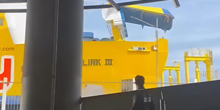 Kapal Fery Port Link III