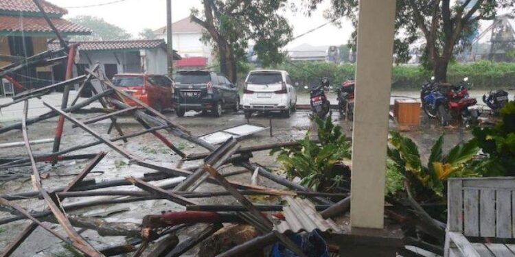 Angin Puting Beliung Hantam Ratusan Rumah di Indramayu