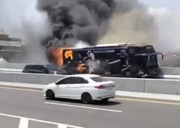 Bus PO Haryanto terbakar.