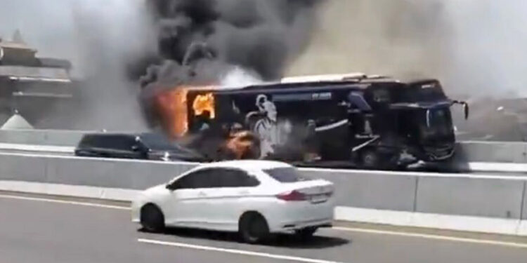 Bus PO Haryanto terbakar.