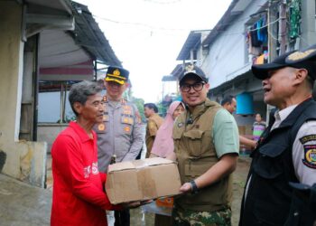 Tinjau Lokasi Banjir, Pilar Saga Ichsan Salurkan Bantuan bagi Warga Terdampak